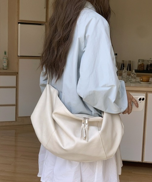 gossip！ロサンゼルス（ゴシップロサンゼルス）の「【Y2Kガーリー】レトロ ソフトPU 大容量ショルダーバッグ（ショルダーバッグ・レディース・ブラウン/ブラック/オフホワイト・FREE）」の2枚目の写真