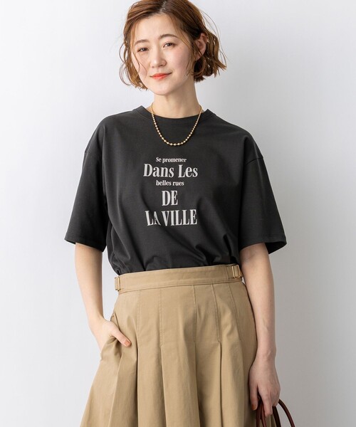 23区 S(ニジュウサンクチイサイサイズ)の「シャツテール ロゴTEE(Tシャツ/カットソー・レディース・ベージュ系/ホワイト系/ダルブルー系/グレー系・32)」の1枚目の写真