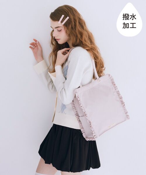 Maison de FLEUR（メゾンドフルール）の「撥水加工フリルスクエアトートバッグ（トートバッグ・レディース・ピンク系その他3/ブラック・FREE）」の2枚目の写真