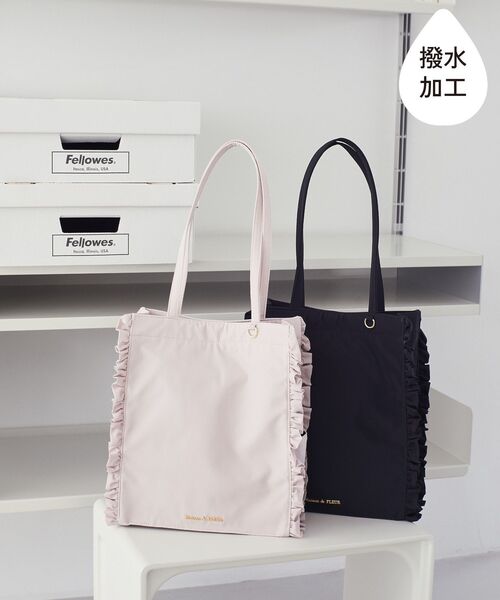 Maison de FLEUR（メゾンドフルール）の「撥水加工フリルスクエアトートバッグ（トートバッグ・レディース・ピンク系その他3/ブラック・FREE）」の3枚目の写真