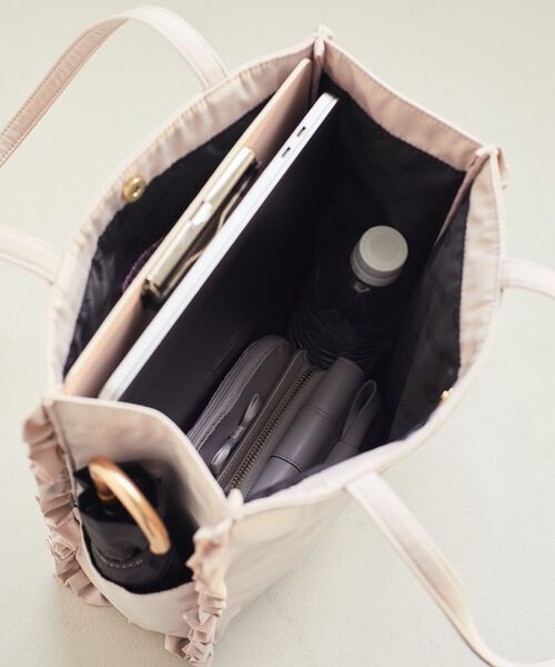 Maison de FLEUR（メゾンドフルール）の「撥水加工フリルスクエアトートバッグ（トートバッグ・レディース・ピンク系その他3/ブラック・FREE）」の5枚目の写真