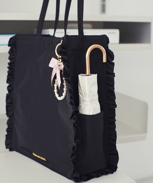 Maison de FLEUR（メゾンドフルール）の「撥水加工フリルスクエアトートバッグ（トートバッグ・レディース・ピンク系その他3/ブラック・FREE）」の6枚目の写真