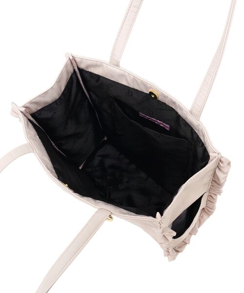 Maison de FLEUR（メゾンドフルール）の「撥水加工フリルスクエアトートバッグ（トートバッグ・レディース・ピンク系その他3/ブラック・FREE）」の11枚目の写真