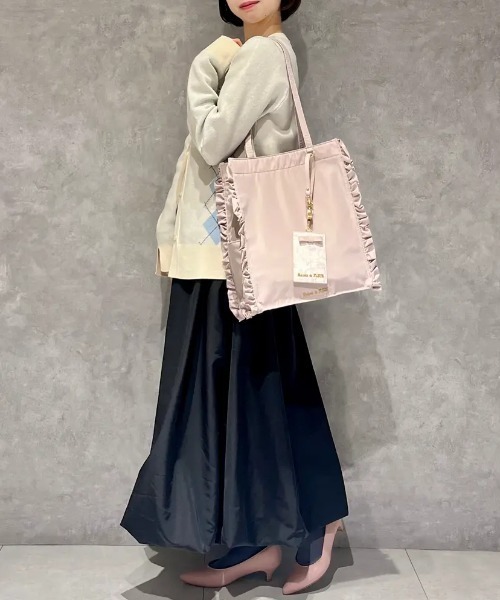 Maison de FLEUR（メゾンドフルール）の「撥水加工フリルスクエアトートバッグ（トートバッグ・レディース・ピンク系その他3/ブラック・FREE）」の19枚目の写真