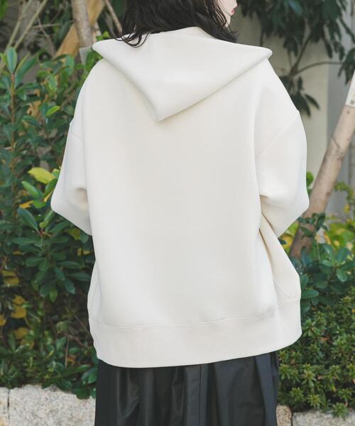 ITEMS URBANRESEARCH（アイテムズ アーバンリサーチ）の「ダンボールオーバーサイズパーカー（パーカー・レディース・グレー/ホワイト系その他/チャコールグレー・FREE）」の22枚目の写真
