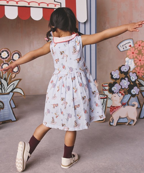 Cath Kidston(キャスキッドソン)の「キッズ ラウンドカラー ノースリーブ ワンピース Hackney Dogs(ワンピース・キッズ・ブルー・122/110/98)」の3枚目の写真