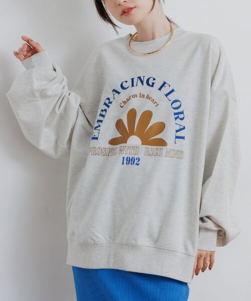 RETRO GIRL（レトロガール）の「ロゴ刺繍トレーナー（スウェット・レディース・ライトグレー/ホワイト系その他/ブルー・FREE）」の2枚目の写真