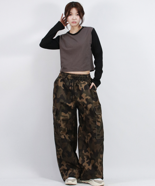 DEMARC(ドゥマーク)の「Real Street Color Stitch Wide Cargo Track Pants Camouflage(スウェットパンツ・レディース・デザートカモ・LARGE/MEDIUM)」の1枚目の写真