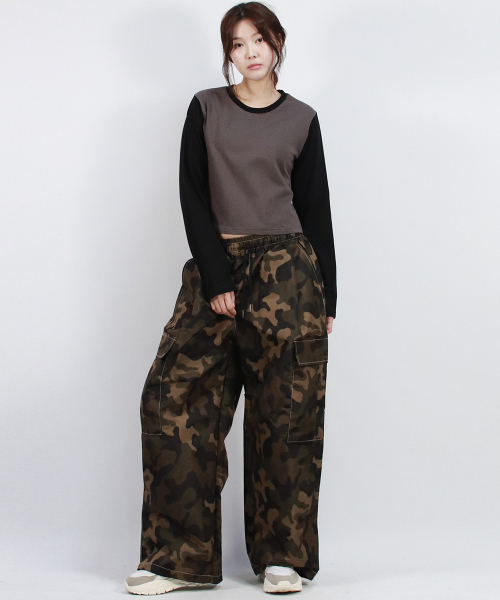 DEMARC(ドゥマーク)の「Real Street Color Stitch Wide Cargo Track Pants Camouflage(スウェットパンツ・レディース・デザートカモ・LARGE/MEDIUM)」の2枚目の写真