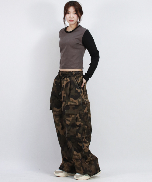 DEMARC(ドゥマーク)の「Real Street Color Stitch Wide Cargo Track Pants Camouflage(スウェットパンツ・レディース・デザートカモ・LARGE/MEDIUM)」の3枚目の写真