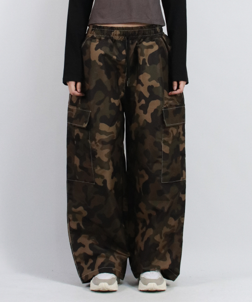 DEMARC(ドゥマーク)の「Real Street Color Stitch Wide Cargo Track Pants Camouflage(スウェットパンツ・レディース・デザートカモ・LARGE/MEDIUM)」の4枚目の写真