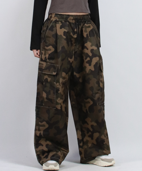 DEMARC(ドゥマーク)の「Real Street Color Stitch Wide Cargo Track Pants Camouflage(スウェットパンツ・レディース・デザートカモ・LARGE/MEDIUM)」の5枚目の写真