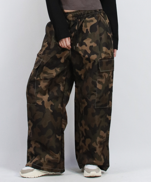 DEMARC(ドゥマーク)の「Real Street Color Stitch Wide Cargo Track Pants Camouflage(スウェットパンツ・レディース・デザートカモ・LARGE/MEDIUM)」の6枚目の写真