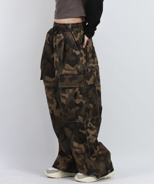 DEMARC(ドゥマーク)の「Real Street Color Stitch Wide Cargo Track Pants Camouflage(スウェットパンツ・レディース・デザートカモ・LARGE/MEDIUM)」の11枚目の写真
