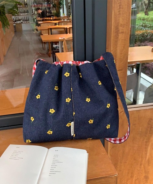 VIBGYOR(ヴィブジョー)の「Mignonjour/フラワー チェリー刺繍デニムトートバッグ M2901(トートバッグ・レディース・ライトブルー/ブルー/ブルー系その他/ブルー系1・FREE)」の2枚目の写真