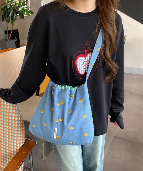 VIBGYOR(ヴィブジョー)の「Mignonjour/フラワー チェリー刺繍デニムトートバッグ M2901(トートバッグ・レディース・ライトブルー/ブルー/ブルー系その他/ブルー系1・FREE)」の9枚目の写真