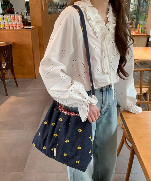 VIBGYOR(ヴィブジョー)の「Mignonjour/フラワー チェリー刺繍デニムトートバッグ M2901(トートバッグ・レディース・ライトブルー/ブルー/ブルー系その他/ブルー系1・FREE)」の7枚目の写真