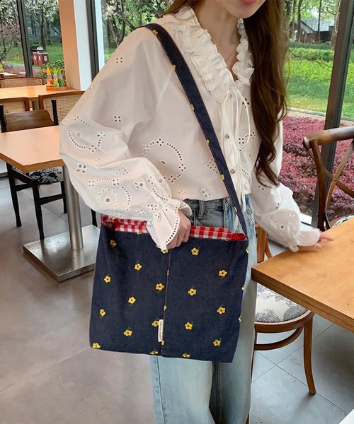 VIBGYOR(ヴィブジョー)の「Mignonjour/フラワー チェリー刺繍デニムトートバッグ M2901(トートバッグ・レディース・ライトブルー/ブルー/ブルー系その他/ブルー系1・FREE)」の6枚目の写真