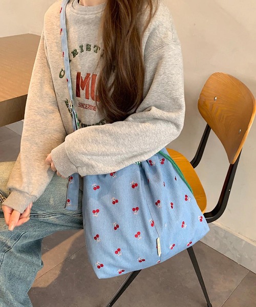 VIBGYOR(ヴィブジョー)の「Mignonjour/フラワー チェリー刺繍デニムトートバッグ M2901(トートバッグ・レディース・ライトブルー/ブルー/ブルー系その他/ブルー系1・FREE)」の20枚目の写真