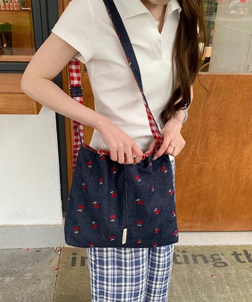 VIBGYOR(ヴィブジョー)の「Mignonjour/フラワー チェリー刺繍デニムトートバッグ M2901(トートバッグ・レディース・ライトブルー/ブルー/ブルー系その他/ブルー系1・FREE)」の18枚目の写真