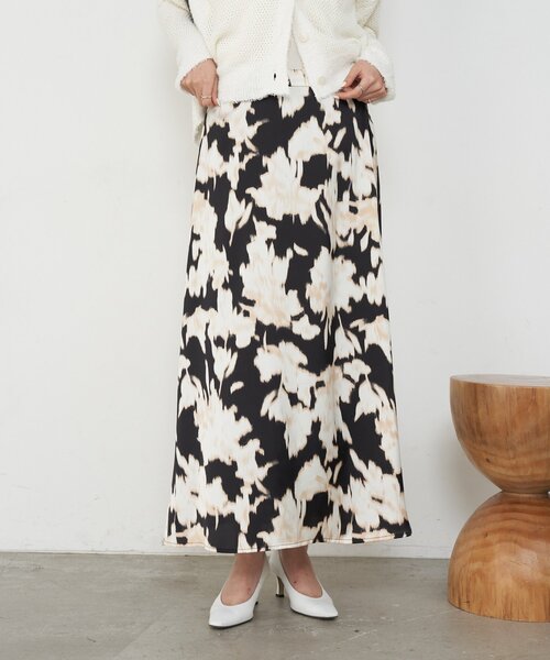 Jena espace merveilleux(ジェナ エスパスメルヴェイユ)の「ニュアンス花柄スカート(スカート・レディース・ブラック/ブラウン・FREE)」の2枚目の写真