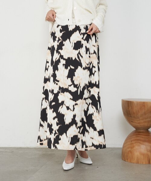 Jena espace merveilleux(ジェナ エスパスメルヴェイユ)の「ニュアンス花柄スカート(スカート・レディース・ブラック/ブラウン・FREE)」の3枚目の写真