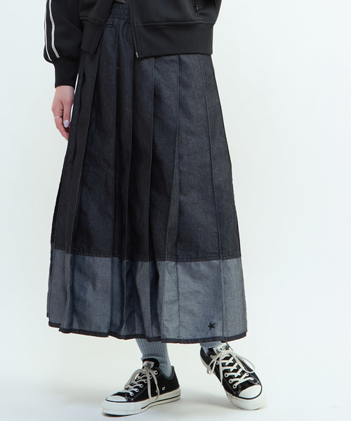 CONVERSE TOKYO(コンバーストウキョウ)の「LIGHT DENIM PLEATED SKIRT(デニムスカート・レディース・インディゴブルー/ブラック・FREE)」の3枚目の写真