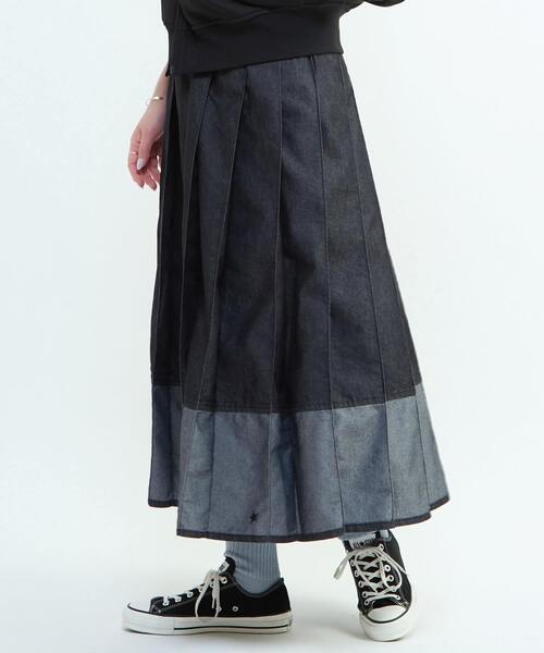 CONVERSE TOKYO(コンバーストウキョウ)の「LIGHT DENIM PLEATED SKIRT(デニムスカート・レディース・インディゴブルー/ブラック・FREE)」の4枚目の写真