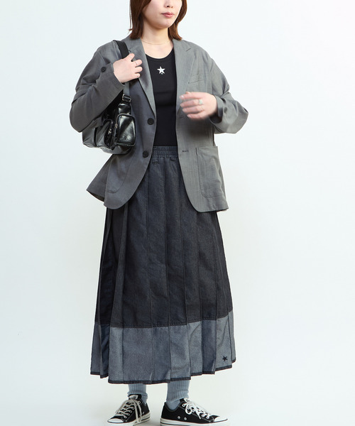 CONVERSE TOKYO(コンバーストウキョウ)の「LIGHT DENIM PLEATED SKIRT(デニムスカート・レディース・インディゴブルー/ブラック・FREE)」の5枚目の写真