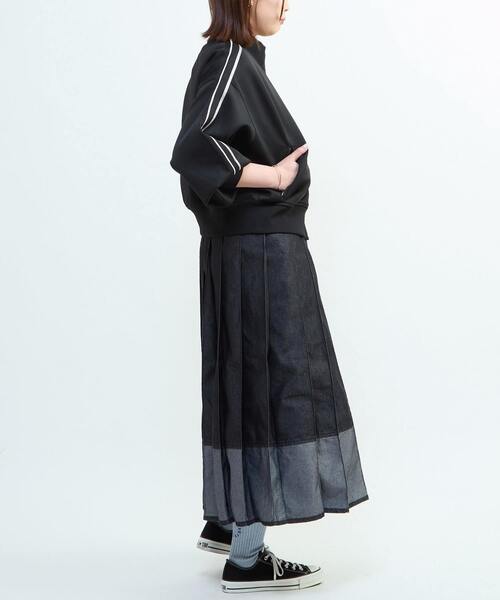CONVERSE TOKYO(コンバーストウキョウ)の「LIGHT DENIM PLEATED SKIRT(デニムスカート・レディース・インディゴブルー/ブラック・FREE)」の9枚目の写真