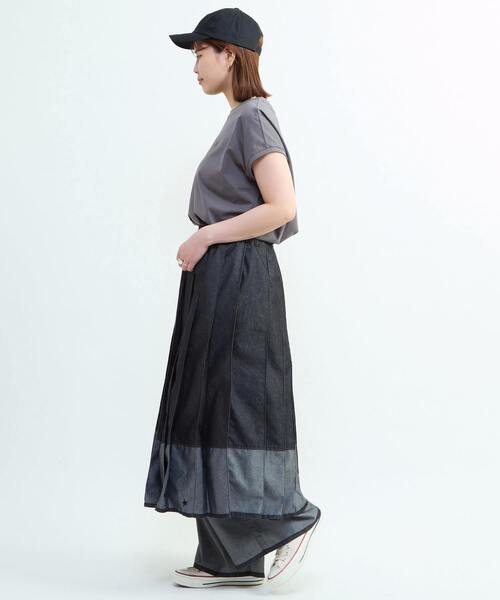CONVERSE TOKYO(コンバーストウキョウ)の「LIGHT DENIM PLEATED SKIRT(デニムスカート・レディース・インディゴブルー/ブラック・FREE)」の10枚目の写真