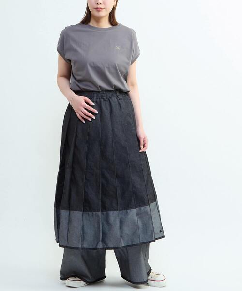CONVERSE TOKYO(コンバーストウキョウ)の「LIGHT DENIM PLEATED SKIRT(デニムスカート・レディース・インディゴブルー/ブラック・FREE)」の11枚目の写真