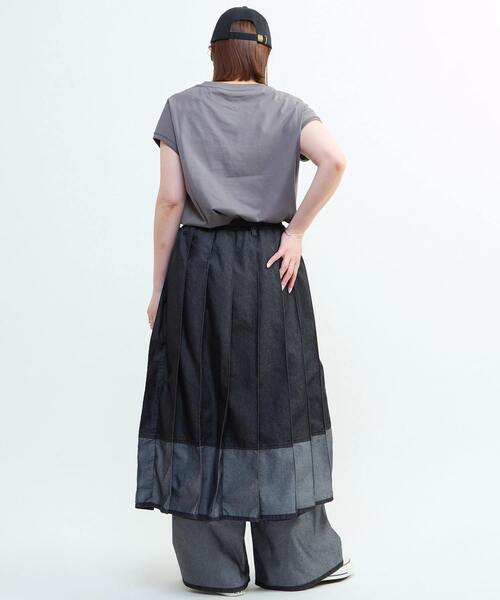CONVERSE TOKYO(コンバーストウキョウ)の「LIGHT DENIM PLEATED SKIRT(デニムスカート・レディース・インディゴブルー/ブラック・FREE)」の12枚目の写真