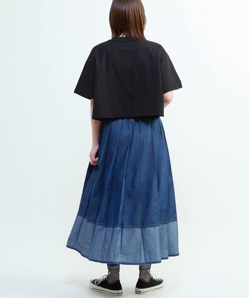 CONVERSE TOKYO(コンバーストウキョウ)の「LIGHT DENIM PLEATED SKIRT(デニムスカート・レディース・インディゴブルー/ブラック・FREE)」の17枚目の写真
