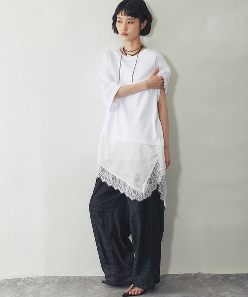 ANOTHER S(アナザーエス)の「裾サテンレース ドッキング オーバーTシャツ チュニック(Tシャツ/カットソー・レディース・ブラック/ホワイト・FREE)」の4枚目の写真