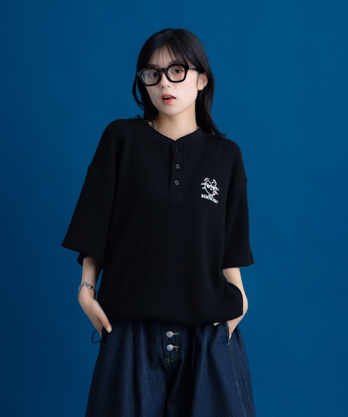 Remember.(リメンバー)の「ヘンリーネックサーマルドローコードTシャツ / Henley Neck Thermal Drawcord T-Shirt(Tシャツ/カットソー・メンズ・カモフラージュ/ブラック/ライトグリーン・MEDIUM/LARGE)」の4枚目の写真
