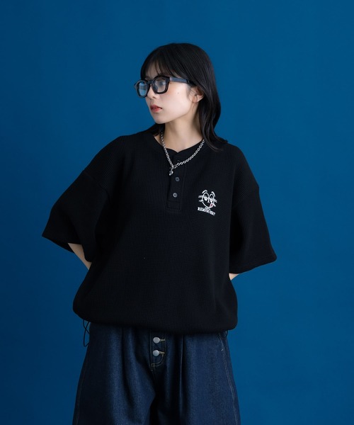 Remember.(リメンバー)の「ヘンリーネックサーマルドローコードTシャツ / Henley Neck Thermal Drawcord T-Shirt(Tシャツ/カットソー・メンズ・カモフラージュ/ブラック/ライトグリーン・MEDIUM/LARGE)」の6枚目の写真