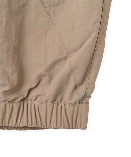 THE NORTH FACE(ザノースフェイス)の「THE NORTH FACE VERSATILE BLOUSON / ザ・ノース・フェイス バーサ タイル ブルゾン(ナイロンジャケット・メンズ・ベージュ/ダークグレー・S/M/L/XL)」の14枚目の写真