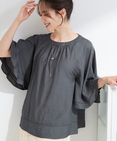 SHOO・LA・RUE(シューラルー)の「【ひんやり/S-LL/洗濯機可】体型カバー ふんわりスラブポンチョ風ブラウス(シャツ/ブラウス・レディース・ダークオリーブ/チャコールグレー/ライトベージュ/ライトオレンジ系・04/03/02/01)」の1枚目の写真