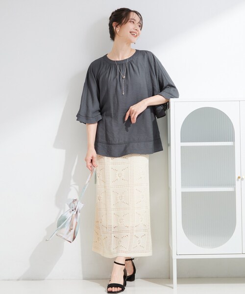 SHOO・LA・RUE(シューラルー)の「【ひんやり/S-LL/洗濯機可】体型カバー ふんわりスラブポンチョ風ブラウス(シャツ/ブラウス・レディース・ダークオリーブ/チャコールグレー/ライトベージュ/ライトオレンジ系・04/03/02/01)」の7枚目の写真