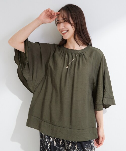 SHOO・LA・RUE(シューラルー)の「【ひんやり/S-LL/洗濯機可】体型カバー ふんわりスラブポンチョ風ブラウス(シャツ/ブラウス・レディース・ダークオリーブ/チャコールグレー/ライトベージュ/ライトオレンジ系・04/03/02/01)」の9枚目の写真