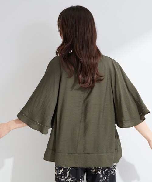 SHOO・LA・RUE(シューラルー)の「【ひんやり/S-LL/洗濯機可】体型カバー ふんわりスラブポンチョ風ブラウス(シャツ/ブラウス・レディース・ダークオリーブ/チャコールグレー/ライトベージュ/ライトオレンジ系・04/03/02/01)」の10枚目の写真