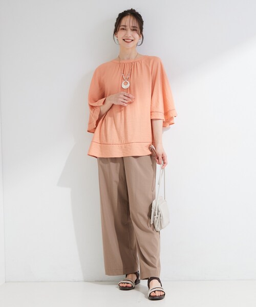 SHOO・LA・RUE(シューラルー)の「【ひんやり/S-LL/洗濯機可】体型カバー ふんわりスラブポンチョ風ブラウス(シャツ/ブラウス・レディース・ダークオリーブ/チャコールグレー/ライトベージュ/ライトオレンジ系・04/03/02/01)」の19枚目の写真