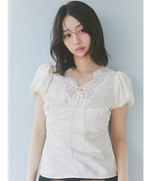 LILY BROWN(リリーブラウン)の「ヴィンテージレースサテントップス(Tシャツ/カットソー・レディース・ライトブルー/ブラック/アイボリー/ピンク・F)」の2枚目の写真