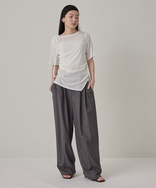 Omekashi(オメカシ)の「【肩紐のアレンジ可能◎】シアーベロアドロストTシャツ(Tシャツ/カットソー・レディース・チャコールグレー/ブラウン/オフホワイト・FREE)」の7枚目の写真