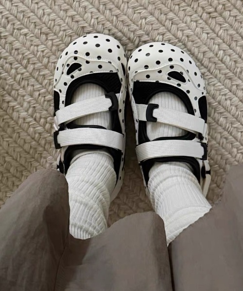 Vipoa(ヴィポア)の「Polka dots sneakers sandal(サンダル・レディース・ブラック/ホワイト/ホワイト×ブラック・SMALL/MEDIUM/LARGE)」の4枚目の写真