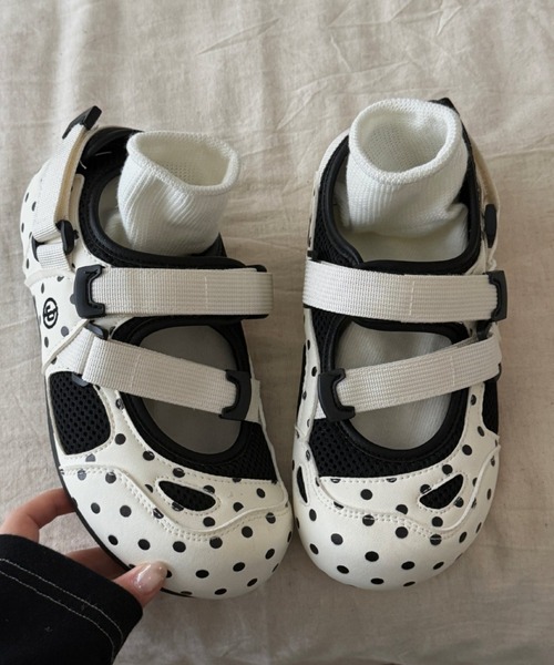Vipoa(ヴィポア)の「Polka dots sneakers sandal(サンダル・レディース・ブラック/ホワイト/ホワイト×ブラック・SMALL/MEDIUM/LARGE)」の5枚目の写真