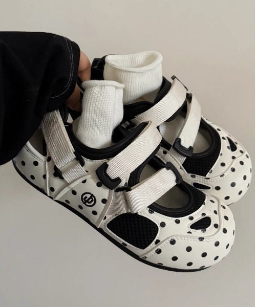 Vipoa(ヴィポア)の「Polka dots sneakers sandal(サンダル・レディース・ブラック/ホワイト/ホワイト×ブラック・SMALL/MEDIUM/LARGE)」の6枚目の写真