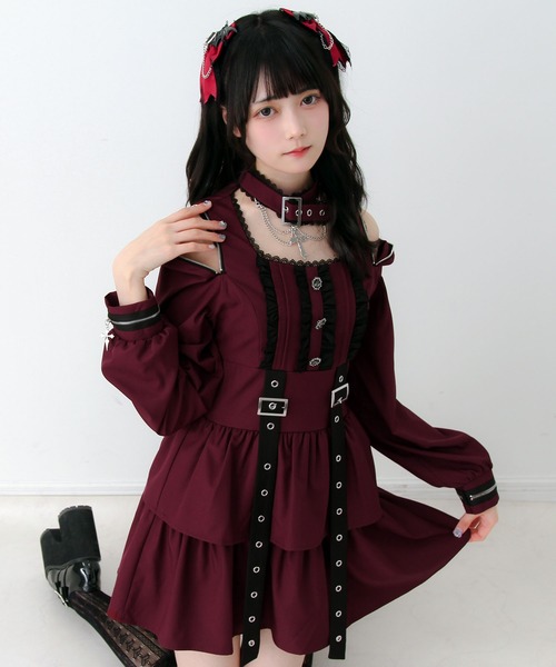 DearMyLove(ディアマイラブ)の「2wayチョーカー風クロスチェーンファスナー肩開きベルトティアードワンピース(ワンピース・レディース・ストライプ/ボルドー/ブラック・3L/LARGE/MEDIUM)」の1枚目の写真