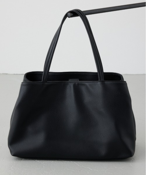 AZUL by moussy(アズールバイマウジー)の「フェイクレザー3ポケットトート 大容量 荷物多い マザーズバッグ ママバッグ 通勤バッグ A4◎ ノートパソコン◎【着用画像あり】(トートバッグ・レディース・ブラック/グレイッシュベージュ・FREE)」の2枚目の写真